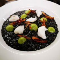 Risotto al nero, piselli, seppia, guanciale